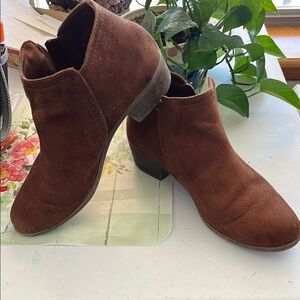 Rich Brown Ankle Boots with Block Heel and V-Shaped Opening